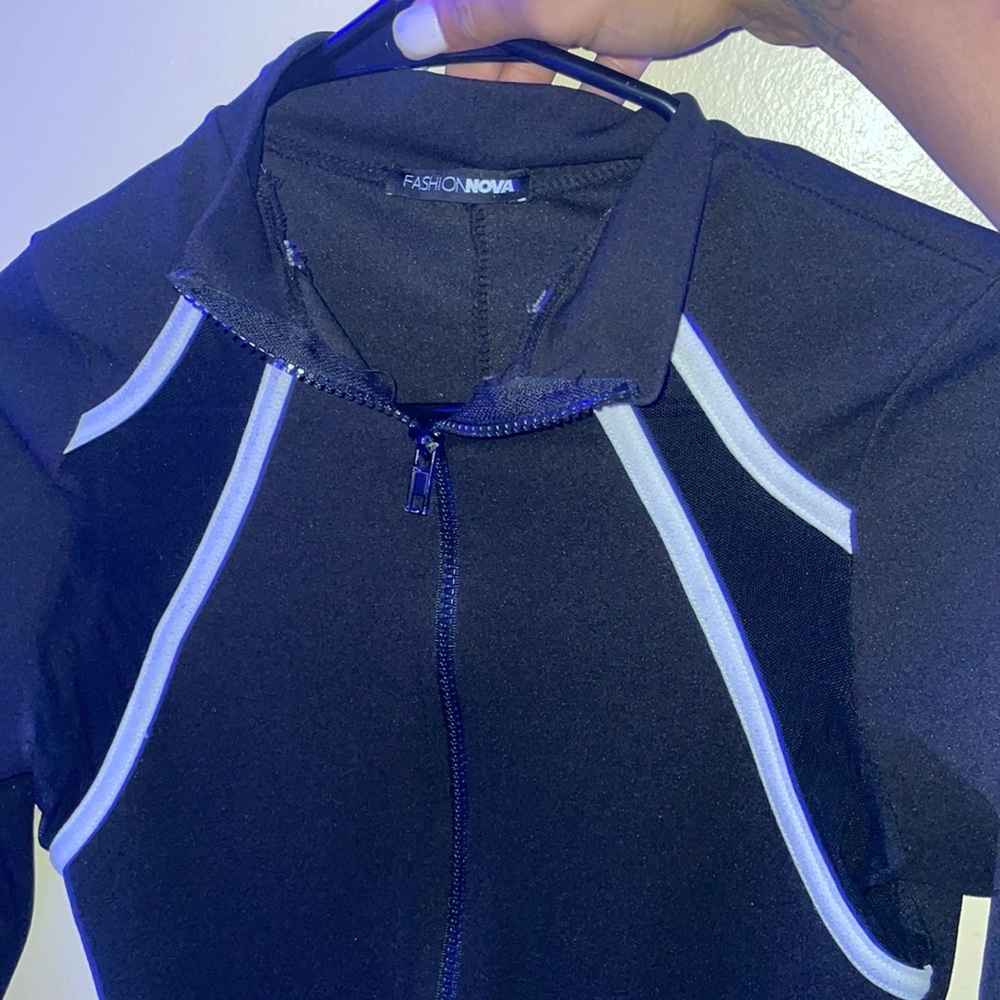 Fashion nova bodysuit, one size fit all, color, black, and white.